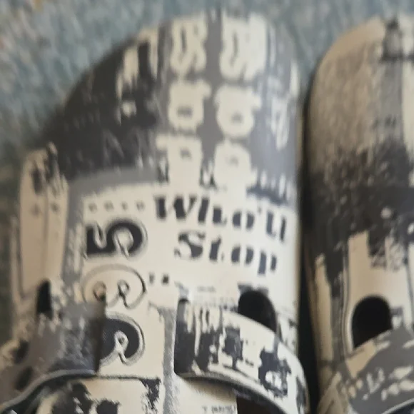 Graphic Print Clogs - Picture 2 of 3